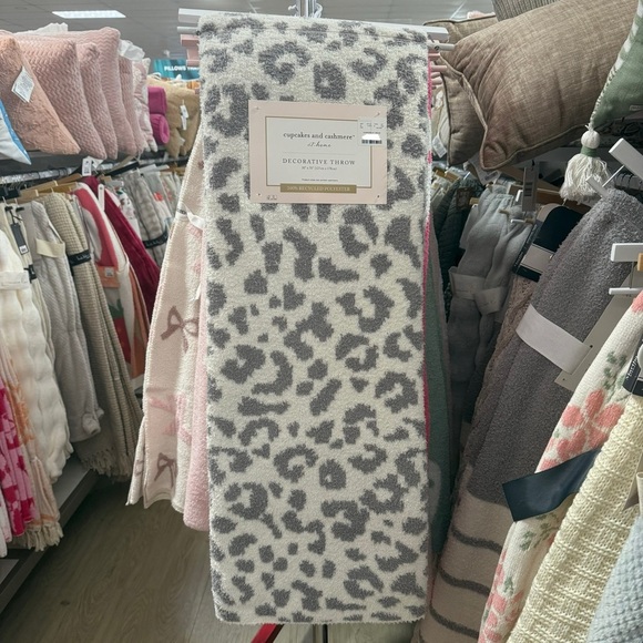 NWT cupcakes & cashmere Gray and White Leopard Throw - Picture 1 of 1